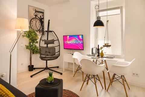 TV and multimedia, Living room, Seating area, Dining area