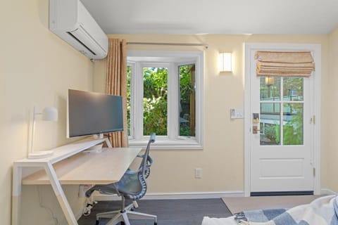 Downtown Palo Alto Gem! Cute, Spotless Guest House Apartment in Stanford