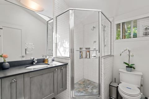 Downtown Palo Alto Gem! Cute, Spotless Guest House Apartment in Stanford