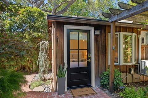 Downtown Palo Alto Gem! Cute, Spotless Guest House Apartment in Stanford