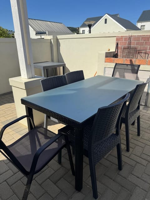 Avalon 4 Bed 4 Bath House in residential security Estate House in Stellenbosch