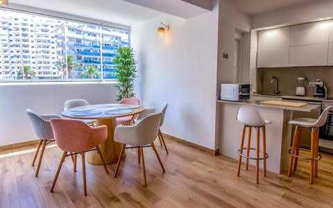 Day, Coffee/tea facilities, View (from property/room), Kitchen or kitchenette, Photo of the whole room, Dining area, microwave