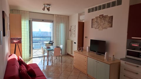 Communal lounge/ TV room, TV and multimedia, Living room, Seating area, Dining area
