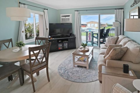 TV and multimedia, Living room, Seating area, Dining area, air conditioner