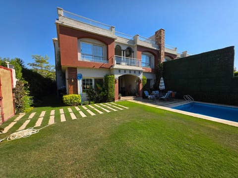 Property building, Facade/entrance, Garden, Garden, Garden view, Swimming pool