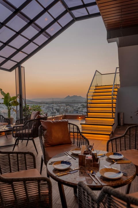 Restaurant/places to eat, Restaurant/places to eat, Lounge or bar