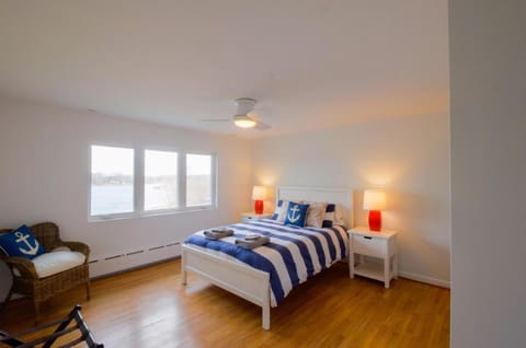 Secluded Lake Retreat - Private Beach, Pier & Fire Pit House in Fox Lake