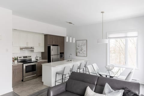 Kitchen or kitchenette, Living room, Seating area, Dining area, dishwasher, minibar, oven, stove, toaster