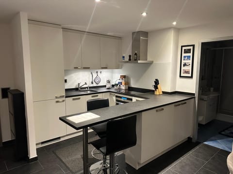 Coffee/tea facilities, Kitchen or kitchenette, Dining area, stove