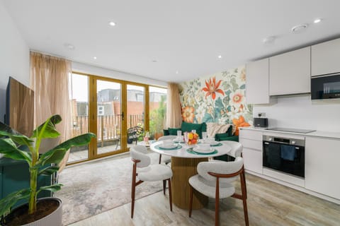 TV and multimedia, Balcony/Terrace, Kitchen or kitchenette, Living room, Seating area, Dining area, oven, stove, toaster