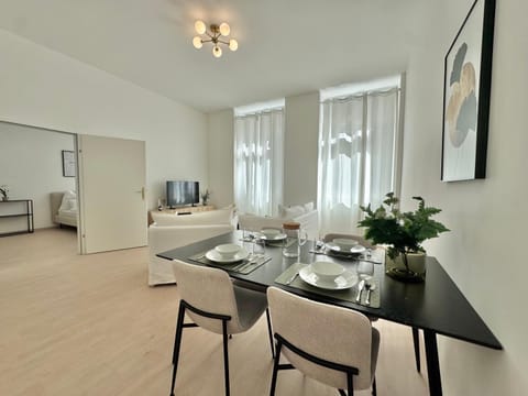 TV and multimedia, Living room, Seating area, Dining area
