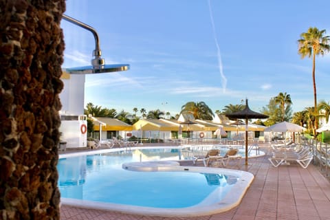 Nearby landmark, Spring, Day, Summer, Garden, Solarium, On site, Guests, Garden view, Pool view, Swimming pool, sunbed