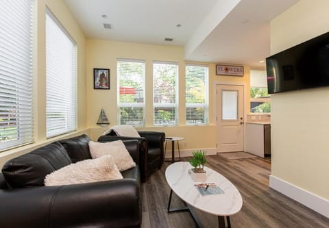 Sidney Solace 1BR Suite Minutes from Waterfront Apartment in Sidney