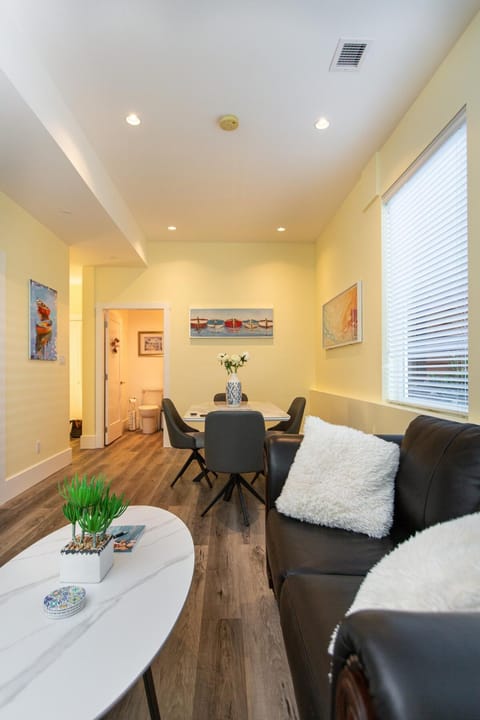 Sidney Solace 1BR Suite Minutes from Waterfront Apartment in Sidney