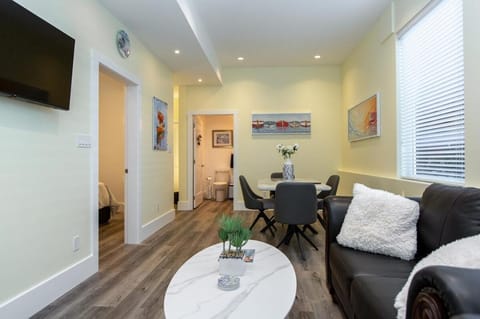 Sidney Solace 1BR Suite Minutes from Waterfront Apartment in Sidney