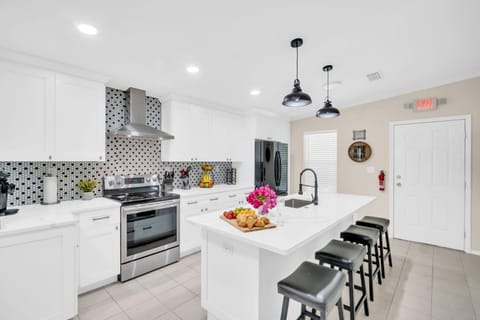 Kitchen or kitchenette, Dining area, dishwasher, oven, pet friendly, stove, toaster