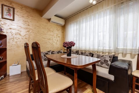 Seating area, Dining area