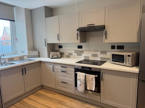 Coffee/tea facilities, Kitchen or kitchenette, stove, toaster