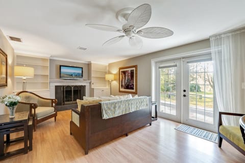 Stunning Home w Heated Saltwater Pool & Pond View House in Temple Terrace