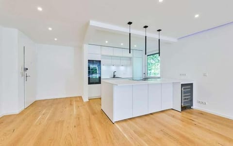 Kitchen or kitchenette, minibar, stove