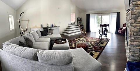 Chalet 91 at Killington - 4BR Luxury Lodge with Hot Tub, Sauna, Pool Table House in Mendon