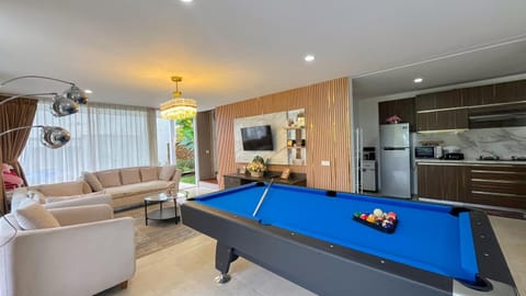 Communal lounge/ TV room, Billiard, TV and multimedia, Kitchen or kitchenette, Living room, Seating area, Evening entertainment