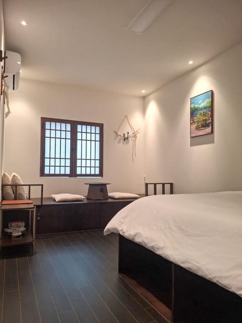 Bed, Decorative detail, Bedroom, Drinks