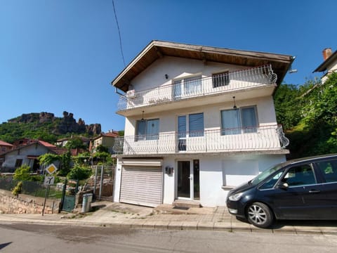 Property building, Facade/entrance, Balcony/Terrace, City view, Landmark view, Parking