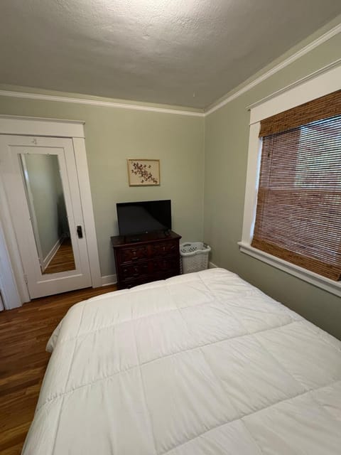 Bed, TV and multimedia, Bedroom