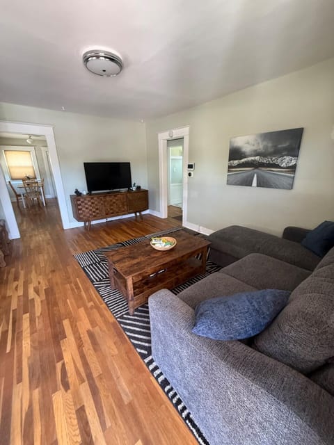 Communal lounge/ TV room, TV and multimedia, Living room, Seating area