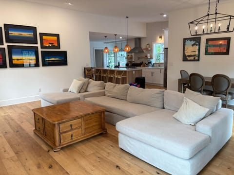 Charming Victoria Character Home-Pet Friendly Villa in Vancouver Island