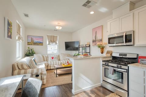 Kitchen or kitchenette, Living room, Seating area, Dining area, stove