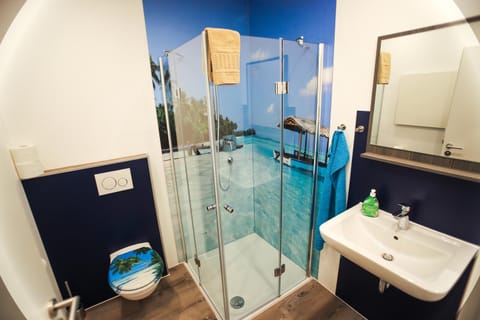 Shower, Toilet, Bathroom, towels