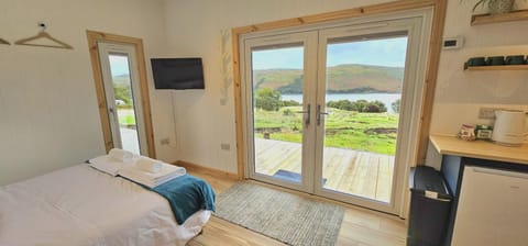 Bed, Natural landscape, TV and multimedia, View (from property/room), Balcony/Terrace, Kitchen or kitchenette, Bedroom, Lake view, Mountain view, River view