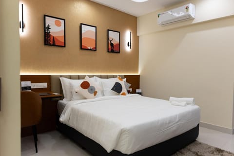 Bed, View (from property/room), Photo of the whole room, Seating area, Bedroom, towels, air conditioner