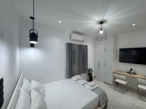 Bed, TV and multimedia, Photo of the whole room, Seating area, Bedroom, air conditioner