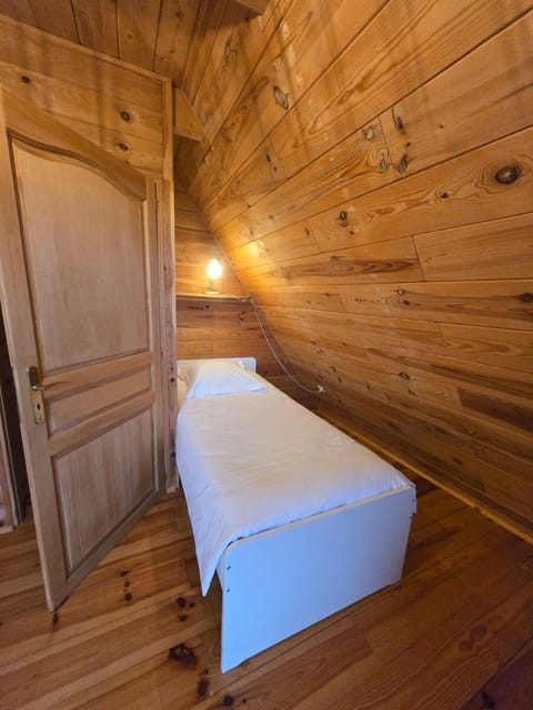 Lodge du Parc des Combes avec Accès Parc inclus selon calendrier ouverture Parc Chalet in Bourgogne-Franche-Comté