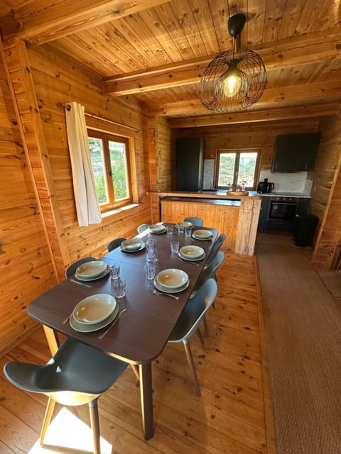 Lodge du Parc des Combes avec Accès Parc inclus selon calendrier ouverture Parc Chalet in Bourgogne-Franche-Comté