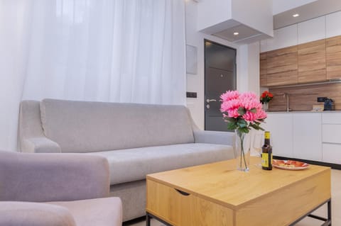Kitchen or kitchenette, Living room, Seating area, Dining area