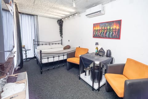 Bed, Photo of the whole room, Seating area, Dining area, Bedroom, air conditioner