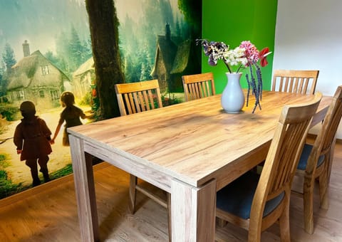 Dining area, Food