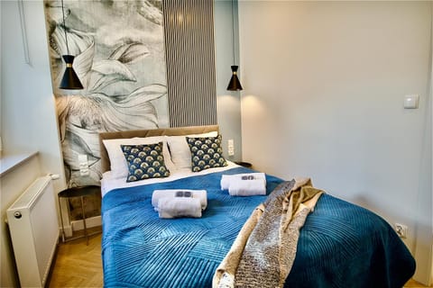 Bed, Living room, Photo of the whole room, Seating area, Bedroom, towels