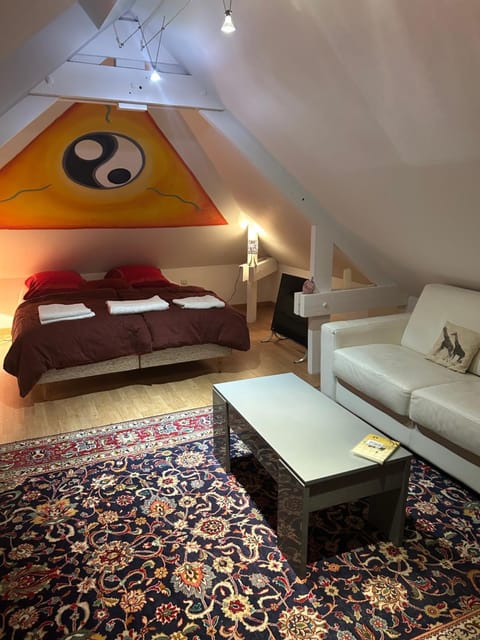 Property building, Bed, Living room, Photo of the whole room, Seating area, Bedroom