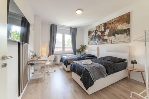 Bed, TV and multimedia, Photo of the whole room, Bedroom