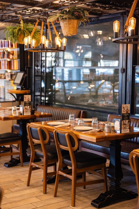 Restaurant/places to eat, Lounge or bar, Food and drinks, Banquet/Function facilities, Food, Drinks