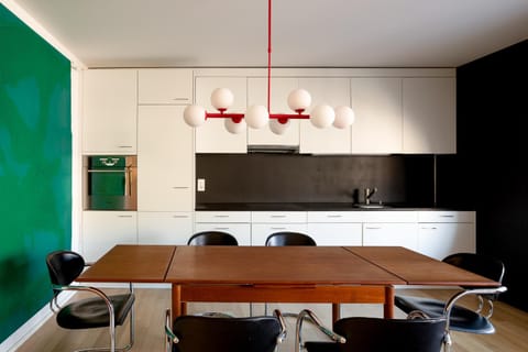 Coffee/tea facilities, Kitchen or kitchenette, Seating area, Dining area, Food, Dinner, oven, stove, toaster, kitchen, kitchen