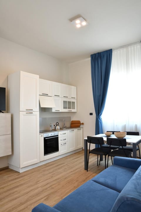 Kitchen or kitchenette, Living room, Seating area, Dining area, minibar, oven, stove