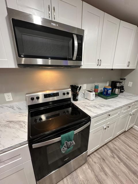 2BR King and Queen beds Games Stadium 6Flags Airport Apartment in Arlington