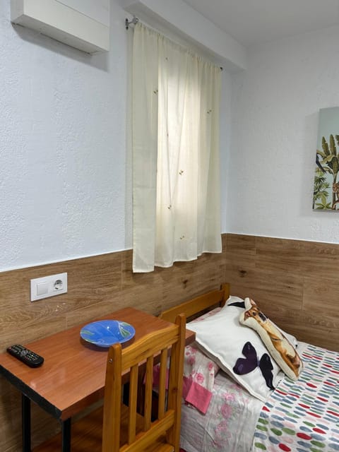 Property building, Bed, Photo of the whole room, Seating area