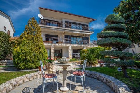 Property building, Patio, Garden, Balcony/Terrace